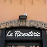 ...nel 2020, durante i lavori di ristrutturazione, emerse sull�arco in pietra dell�ingresso un�antica scritta nera: Scampoli a peso, risalente agli anni 30 del 900
